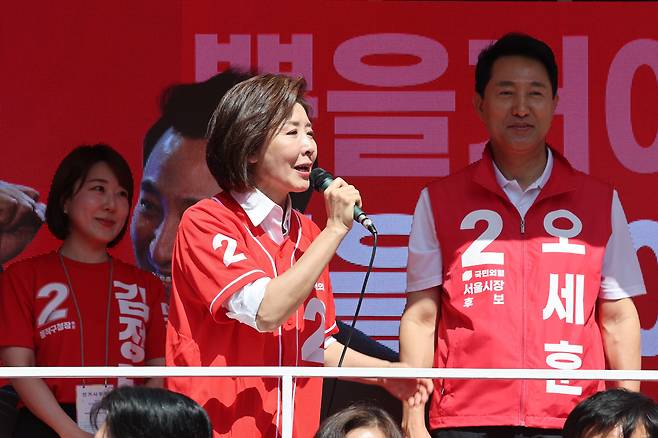 국민의힘 나경원 의원이 지난달 22일 서울 동작구 남성사계시장에서 오세훈 서울시장 후보 지원 유세를 하고 있다. /연합뉴스