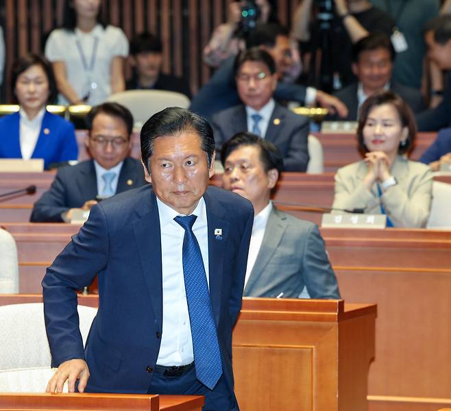 더불어민주당 정청래 대표가 5일 오후 서울 여의도 국회에서 열린 의원총회에서 모두발언을 위해 단상으로 향하고 있다. 이날 6.3 지방선거 보궐선거에 당선된 의원들도 함께 했다. 2026.6.5 /박성원 기자