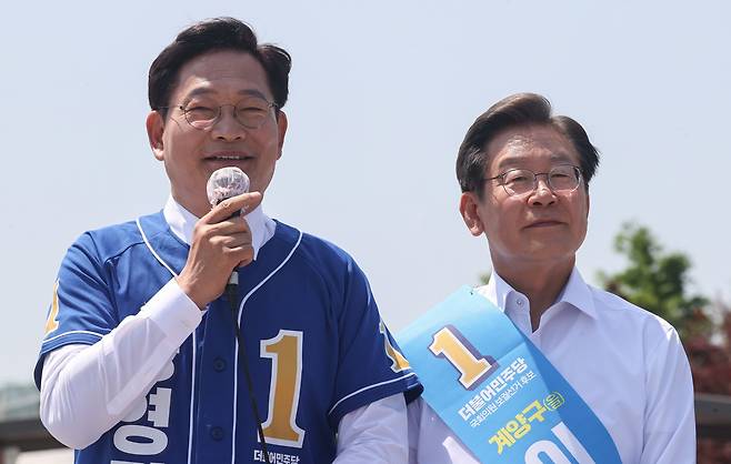 송영길 의원과 이재명 대통령의 지난 2022년 때의 모습. 당시 송 의원은 더불어민주당 서울시장 후보였고, 이 대통령은 송 의원의 지역구였던 인천 계양을 국회의원 후보였다. /뉴스1