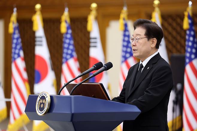 이재명 대통령이 5일 성남 서울공항에서 열린 한·미 6·25전사자 유해 상호봉환식에서 추모사를 하고 있다./연합뉴스