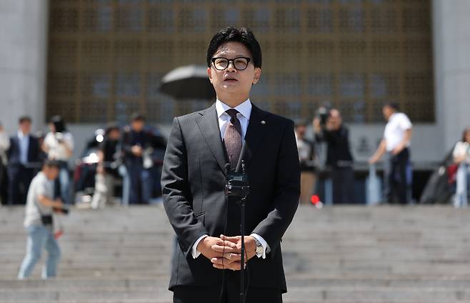 한동훈 무소속 의원이 5일 오후 서울 여의도 국회에 등원하며 기자회견을 하고 있다./박성원 기자