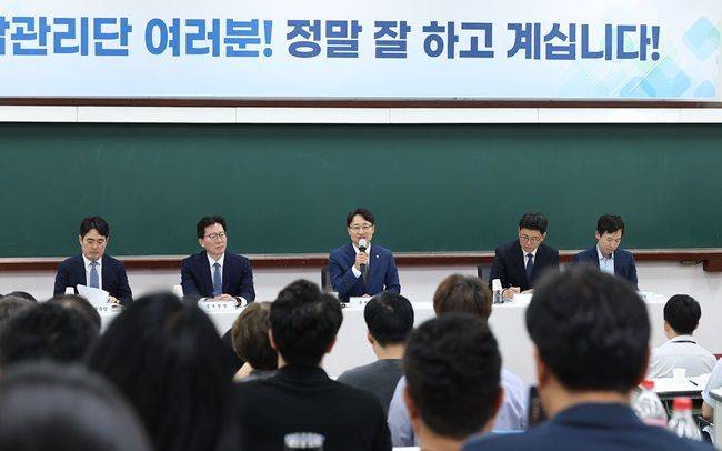 임광현 국세청장이 중부지방국세청 국세 체납관리단을 방문해 격려하고 있다. ⓒ국세청