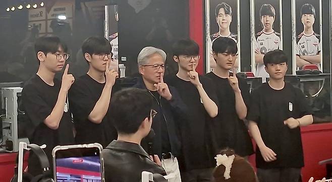 젠슨 황 엔비디아 최고경영자(CEO)가 5일 서울 마포구를 방문해 이상혁(페이커) 선수가 속한 프로게임단 T1과 기념 촬영을 하고 있다. 뉴스1