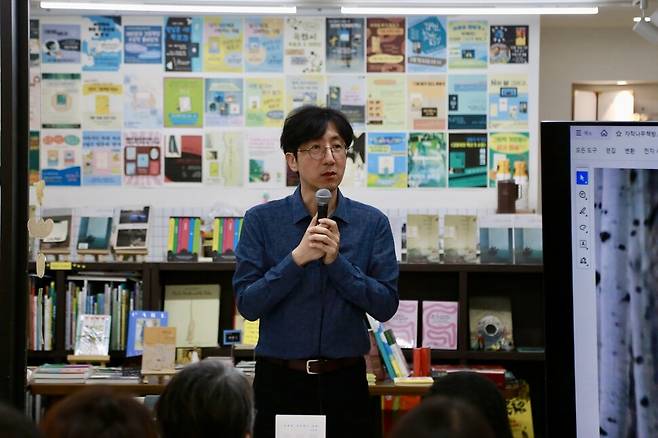 문학평론가 신형철 서울대 교수가 지난달 23일 서울 용산구 자작나무 책방에서 열린 북토크에서 발언하고 있다. 자작나무 책방 제공