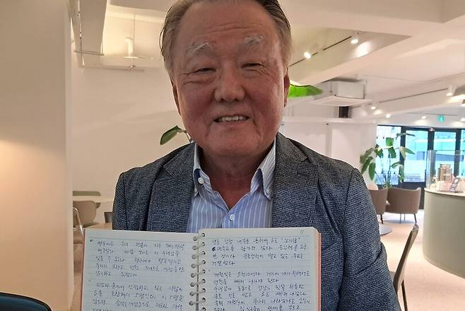 지난 4월27일 서울 중구의 한 카페에서 한겨레와 만난 서용길 전 국회의원과 이영란 여사의 아들인 서영철씨가 반민특위 및 국회프락치 사건을 기록한 비망록을 들고 포즈를 취하고 있다. 고경태 기자