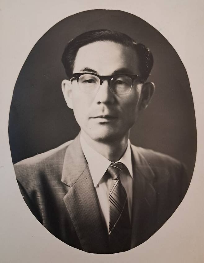 서영철씨가 소장하고 있는 가족 사진첩 속의 아버지 서용길. 서영철 제공