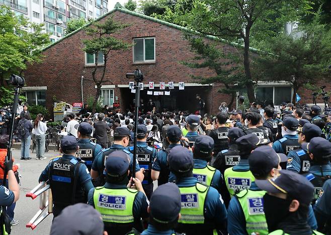 6·3 지방선거 서울 송파구 잠실7동 제2투표소 앞에서 5일 아침 투표함 반출에 반대하는 시민들이 경찰과 대치하고 있다. 연합뉴스