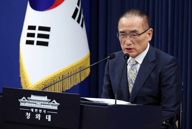 위성락 국가안보실장이 5일 청와대 기자회견장에서 이재명 대통령의 G7 정상회의 참석 등 유럽 순방 일정을 설명하고 있다. 연합뉴스