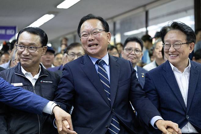 김부겸 더불어민주당 대구시장 후보(앞줄 가운데)가 2026년 6월3일 저녁 대구 달서구 선거사무소에서 지상파 방송3사의 출구조사 결과를 지켜보고 있다. 대구=이승배 기자 photolee@hani.co.kr