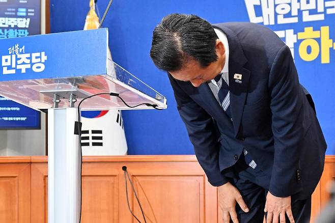 정청래 더불어민주당 대표 겸 총괄상임선대위원장이 4일 국회에서 지방선거 결과 관련 기자회견을 마친 뒤 허리 숙여 인사하고 있다. 민경석 기자