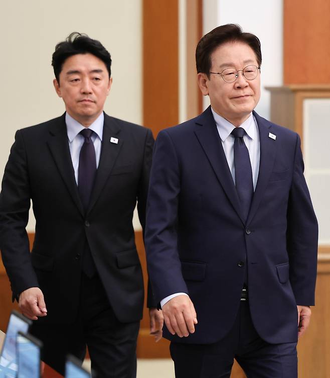 이재명 대통령과 강훈식 대통령비서실장이 28일 청와대에서 열린 수석보좌관회의에 입장하고 있다. 연합뉴스