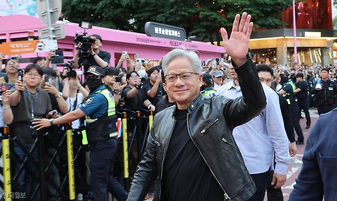 젠슨 황 엔비디아 최고경영자(CEO)가 5일 국내 기업 총수들과의 삼겹살 회동에 참석하기 위해 서울 마포구의 한 고깃집으로 이동하고 있다. 박시몬 기자