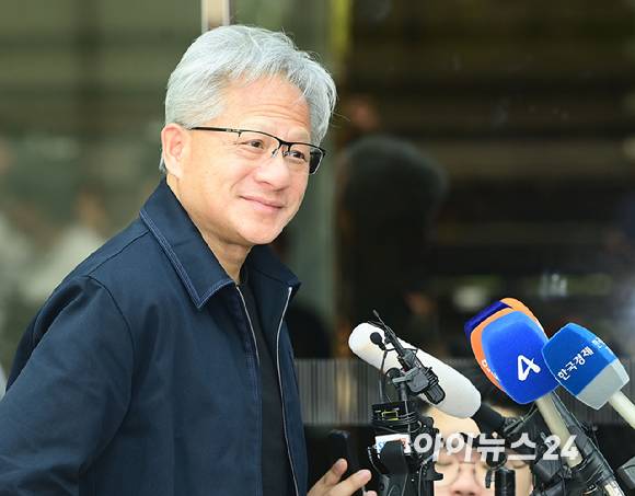 젠슨 황 엔비디아 최고경영자(CEO)가 5일 오후 전세기를 통해 서울김포비즈니스항공센터로 입국해 취재진과 인터뷰를 갖고 있다. [사진=정소희 기자]