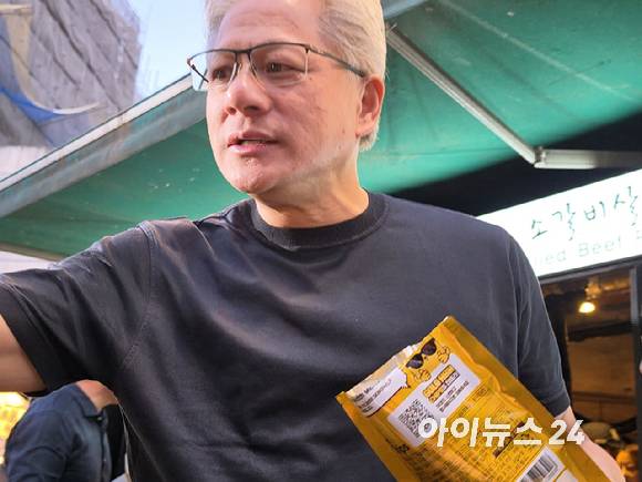 젠슨 황 엔비디아 최고경영자(CEO)가 5일 서울 마포구 홍대 삼겹살집 '형님저요' 앞에서 SK하이닉스 HBM(고대역폭메모리) 과자칩을 시민들과 취재진에게 나눠주고 있다. [사진=황세웅 기자]