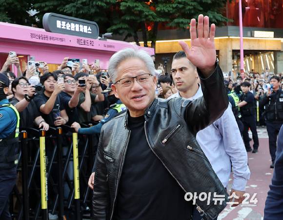 젠슨 황 엔비디아 최고경영자(CEO)가 5일 서울 마포구 서교동의 한 고깃집에서 열린 최태원 SK회장, 구광모 LG회장, 이해진 네이버 의장과의 삼겹살 회동에 참석하고 있다. [사진=곽영래 기자]