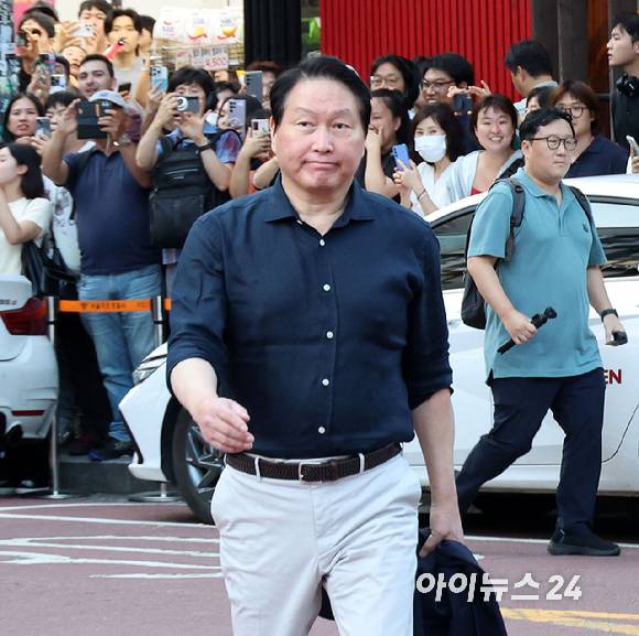 최태원 SK회장이 5일 오후 서울 서교동의 한 고깃집에서 열린 젠슨 황 엔비디아 최고경영자와의 삼겹살 회동에 참석하고 있다. [사진=곽영래 기자]