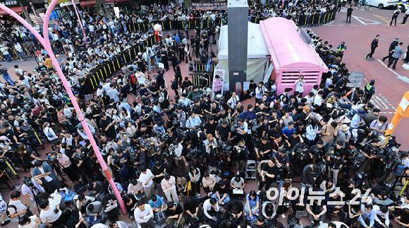 젠슨 황 엔비디아 최고경영자(CEO)와 최태원 SK회장, 구광모 LG회장, 이해진 네이버 의장과 삼겹살 회동이 열린 5일 서울 홍대 거리가 인파로 가득하다. [사진=곽영래 기자]