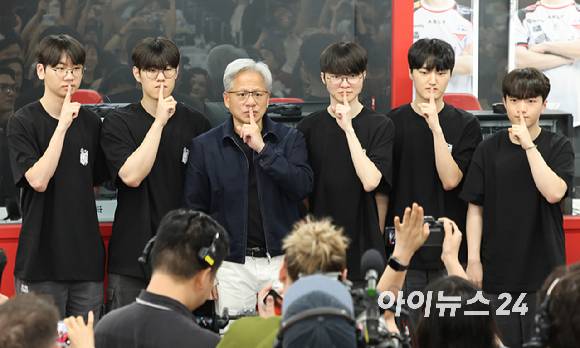 젠슨 황 엔비디아 최고경영자(CEO)가 5일 서울 마포구 ‘T1 베이스 캠프’를 방문해 ‘페이커‘ 이상혁을 비롯한 e스포츠 구단 T1의 리그 오브 레전드(LoL) 선수단을 만나서 ‘페이커’의 시그니처 포즈를 취하고 있다. [사진=곽영래 기자]