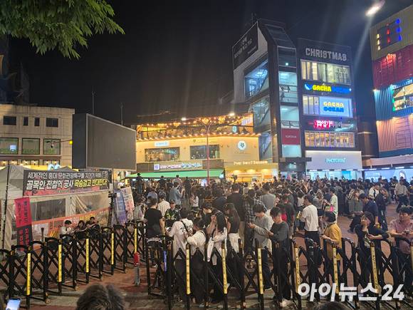 5일 젠슨 황 CEO와 4명의 총수들의 '형님 회동'이 열린 도로는 시민들과 취재진들로 가득찼다. [사진=황세웅 기자]