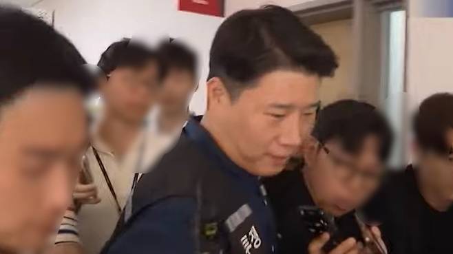 초기업노동조합 삼성전자지부 최승호 위원장(가운데)이 취재진의 질문을 받으며 이동하고 있다.