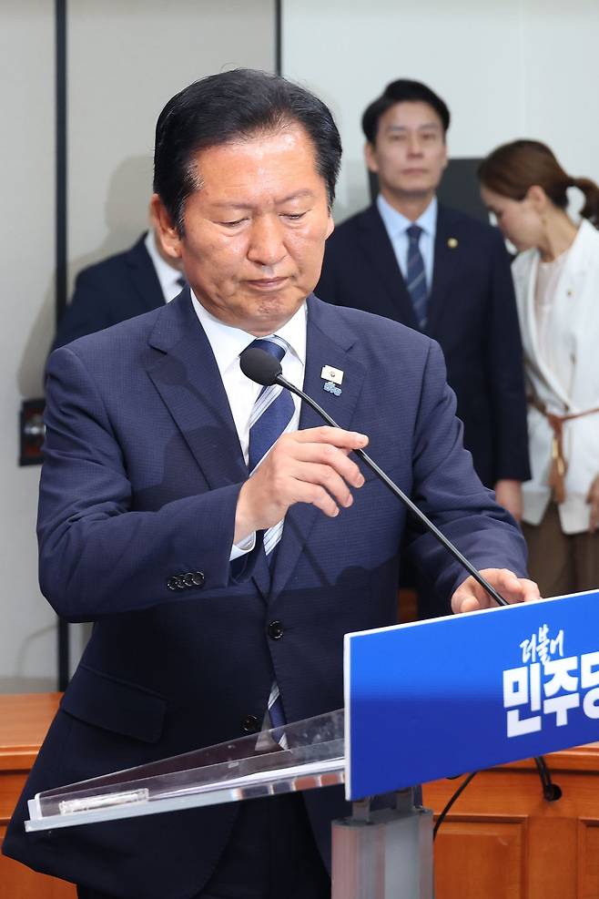 정청래 더불어민주당 대표는 4일 선거 승리 선언 기자회견에서 “서울을 탈환하지 못해 아프다”고 말했다. [뉴시스]