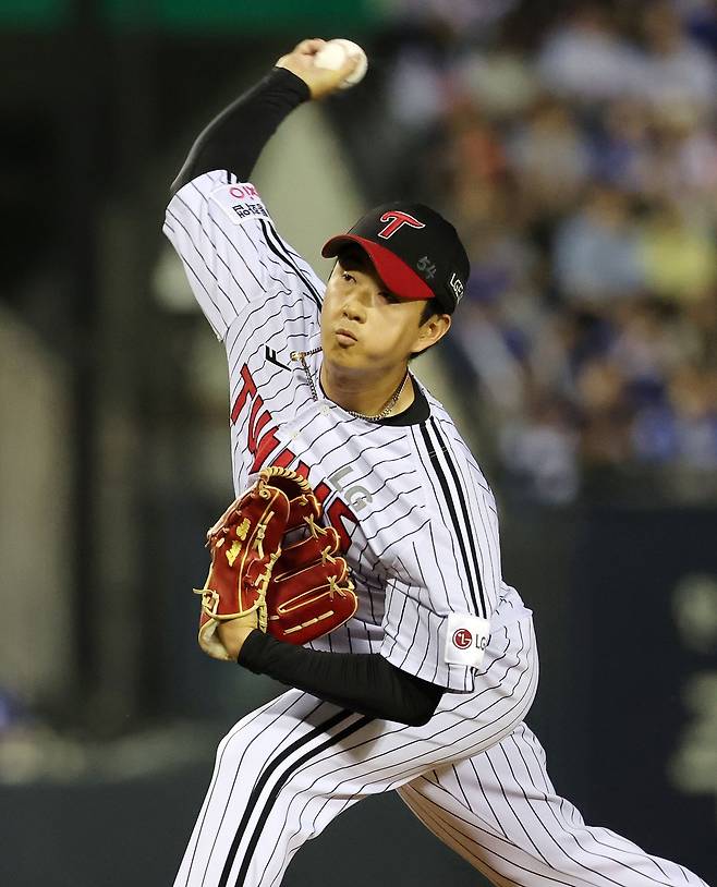 (서울=뉴스1) 김진환 기자 = 14일 오후 서울 송파구 잠실야구장에서 열린 프로야구 '2026 신한은행 SOL KBO리그' 삼성 라이온즈와 LG 트윈스의 경기, LG 두 번째 투수 김진수가 5회초 1사 1,2루 상황에 등판해 힘차게 공을 던지고 있다. 2026.5.14/뉴스1