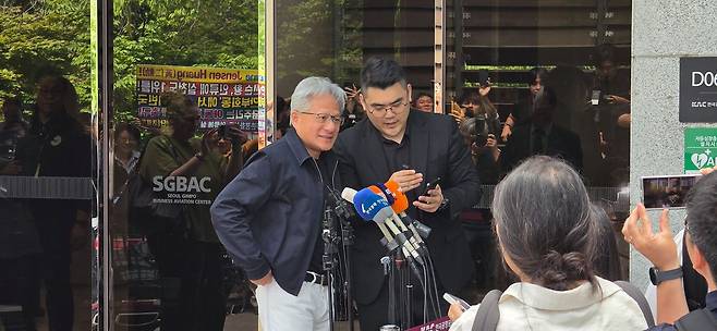 젠슨 황 엔비디아 최고경영자(CEO)가 5일 오후 1시20분쯤 김포공항에 도착해 기자회견을 하고 있다. 박영우 기자