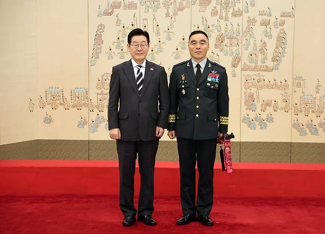이재명 대통령이 지난 1월 16일 청와대 본관에서 열린 3성 장군 진급·보직 신고 및 수치 수여식에서 김종묵 지상작전사령부참모장과 기념사진을 찍고 있다. 청와대사진기자단