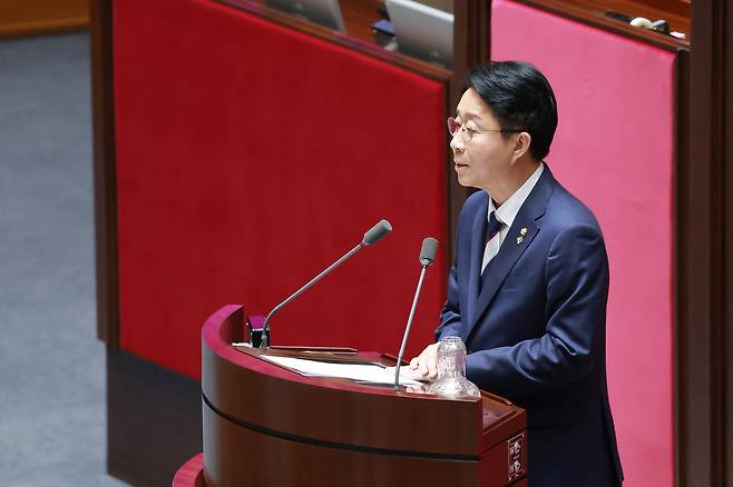 22대 국회 후반기 국회의장으로 선출된 조정식 더불어민주당 의원이 5일 국회에서 열린 본회의에서 인사말을 하고 있다. 연합뉴스