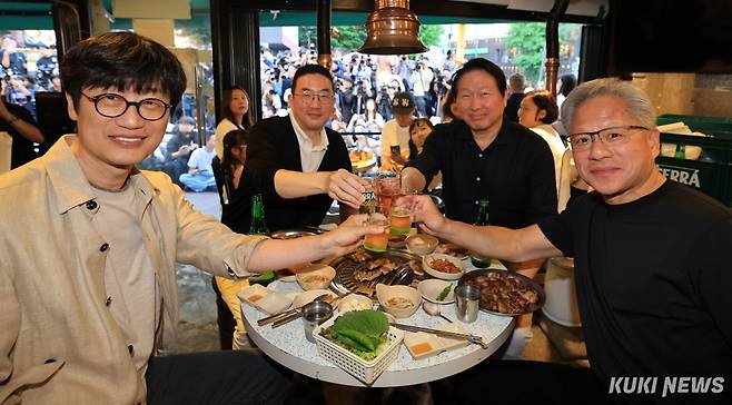 젠슨 황 엔비디아 최고경영자(CEO)가 5일 서울 마포구 서교동의 한 고깃집에서 최태원 SK회장, 구광모 LG회장, 이해진 네이버 의장과 삼겹살 회동을 하고 있다. 임은재 기자