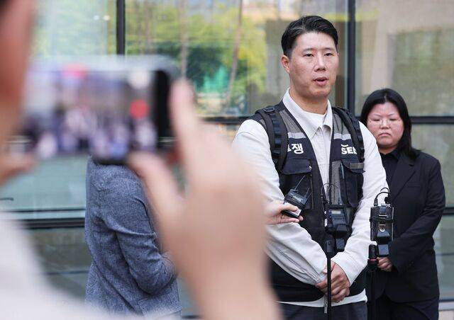 최승호 초기업노조 삼성전자 지부 위원장이 지난달 13일 수원지법에서 열린 삼성전자가 노조를 상대로 제기한 위법 쟁의행위 금지 가처분 신청 심문을 마치고 나와 취재진 질문에 답하고 있다. 연합뉴스