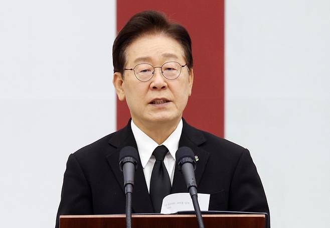 이재명 대통령이 5일 성남 서울공항에서 열린 한·미 6·25전사자 유해 상호봉환식에서 추모사를 하고 있다. 연합뉴스