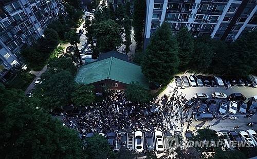 지난 4일 제9회 전국동시지방선거 및 국회의원 재·보궐선거 투표용지 부족으로 투표 시간이 오후 10시까지 연장됐던 서울 송파구 잠실7동 제2투표소 앞에서 투표함 반출에 반대하는 시민들이 밤새 구호를 외치고 있다. [연합뉴스]