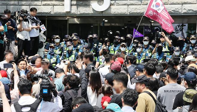 2박 3일 봉쇄 사태‘가 발생한 서울 송파구 잠실7동 제2투표소에 대한 개표가 진행 중인 가운데, 부정선거를 주장하는 시위대가 5일 개표소인 올림픽공원 핸드볼경기장 앞에서 개표 중단을 요구하고 있다. [연합뉴스]
