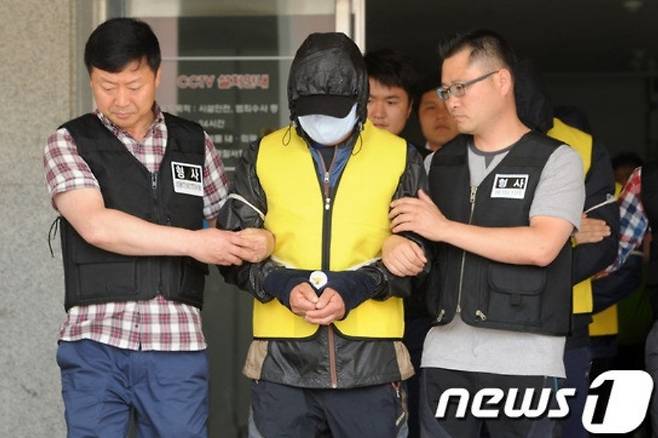 2016년 전남 신안군 한 섬마을에서 발생한 '초등학교 여교사 집단 성폭행 사건' 피의자들이 검찰 송치되는 모습. /사진=뉴스1