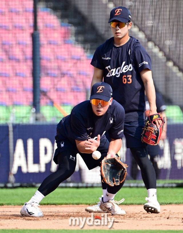 2026년 6월 2일 오후 서울 잠실구장에서 열린 '2026 신한 SOL KBO리그' 한화 이글스와 두산 베어스의 경기. 상무에서 제대한 정은원이 한화에 합류한 뒤 훈련하고 있다./마이데일리