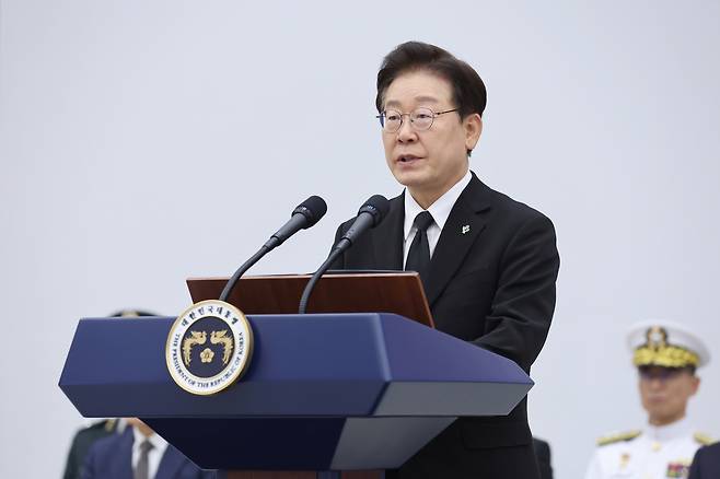 이재명 대통령이 5일 성남 서울공항에서 열린 한·미 6·25전사자 유해 상호봉환식에서 추모사를 하고 있다. [연합]