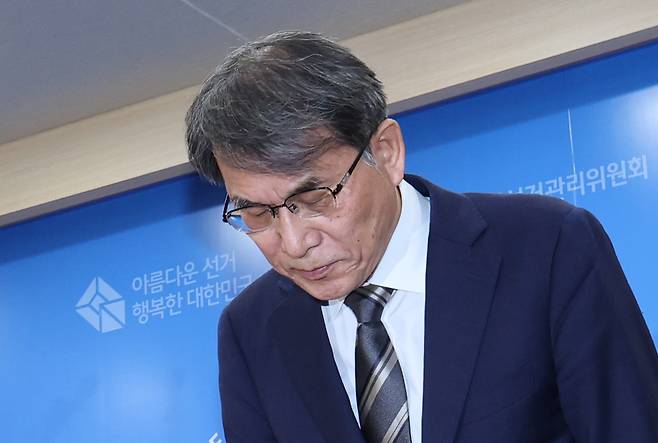 노태악 중앙선거관리위원장이 5일 경기도 과천 중앙선거관리위원회에서 투표용지 부족 사태에 대한 대국민 사과를 하고 있다. [연합]