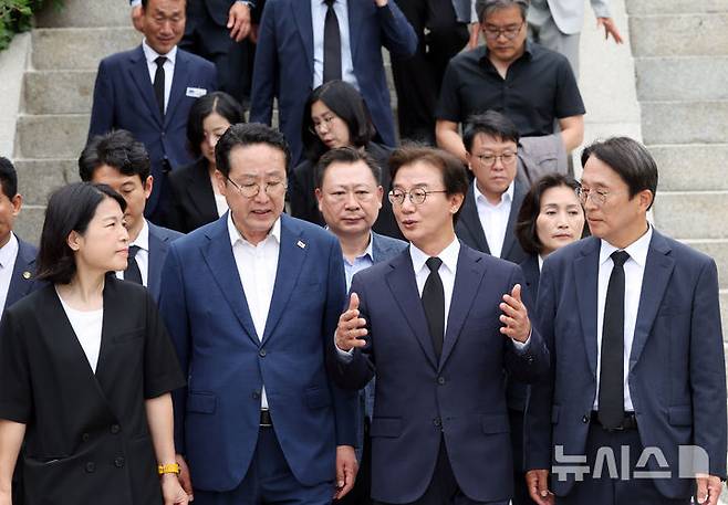 [부산=뉴시스] 하경민 기자 = 전재수 부산시장 당선인 등 부산지역 더불어민주당 소속 지방선거 당선인들이 4일 부산 동래구 충렬사를 참배한 뒤 이동하고 있다. 2026.06.04. yulnetphoto@newsis.com