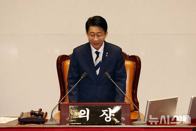 [서울=뉴시스] 고승민 기자 = 조정식 신임 국회의장이 5일 서울 여의도 국회에서 열린 본회의에서 당선인사 후 의장석에 올라 회의를 주재하고 있다. 2026.06.05. kkssmm99@newsis.com