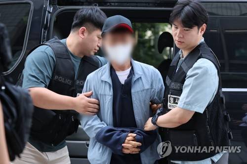 'LG전자 흉기난동' 협력사 직원 구속 심사 출석 (서울=연합뉴스) 류효림 기자 = LG전자 마곡 업무단지인 사이언스파크에서 칼을 휘둘러 2명에게 중상을 입힌 혐의로 긴급 체포된 LG전자 협력업체 직원인 A씨가 29일 서울 양천구 서울남부지방법원에서 열리는 구속 전 피의자 심문(영장실질심사)에 출석하고 있다. 2026.5.29 ryousanta@yna.co.kr