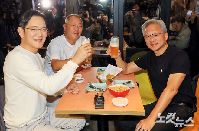 젠슨 황 엔비디아 최고경영자(CEO)가 지난해 10월 30일 오후 서울 강남구 삼성역 인근 깐부치킨 매장에서 이재용 삼성그룹 회장, 정의선 현대차그룹 회장과 치킨 회동을 하는 모습. 류영주 기자