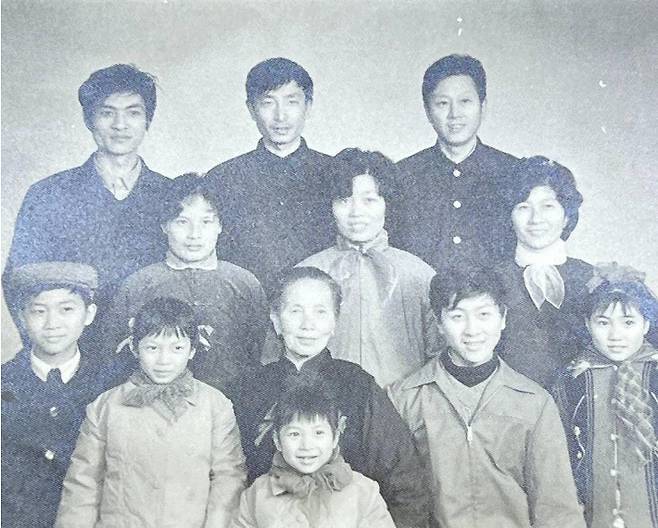 아내 왕구이추싸가 가족과 함께 찍어 뤄신윤씨에게 보낸 가족사진. 중국 쯔뉴신문(紫牛新闻) 제공