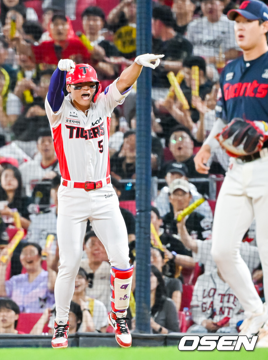 [OSEN=광주, 민경훈 기자] 4일 광주-기아 챔피언스필드에서 2026 신한 SOL KBO 리그 KIA 타이거즈와 롯데 자이언츠의 경기가 열렸다.이날 KIA는 시라카와, 롯데는 박세웅을 선발로 내세웠다.5회말 무사 주자 2루 KIA 김도영이 유격수 앞 내야안타를 때린 후 1루에서 아웃 판정이 나오자 제자리에서 점프를 하며 비디오판독을 요청하고 있다. 비디오 판독 후 세이프로 정정됐다. 2026.06.04 / rumi@osen.co.kr