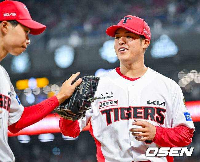 [OSEN=광주, 민경훈 기자] 4일 광주-기아 챔피언스필드에서 2026 신한 SOL KBO 리그 KIA 타이거즈와 롯데 자이언츠의 경기가 열렸다.이날 KIA는 시라카와, 롯데는 박세웅을 선발로 내세웠다.5회초를 마친 KIA 선발 시라카와가 덕아웃으로 향하며 기뻐하고 있다. 2026.06.04 / rumi@osen.co.kr