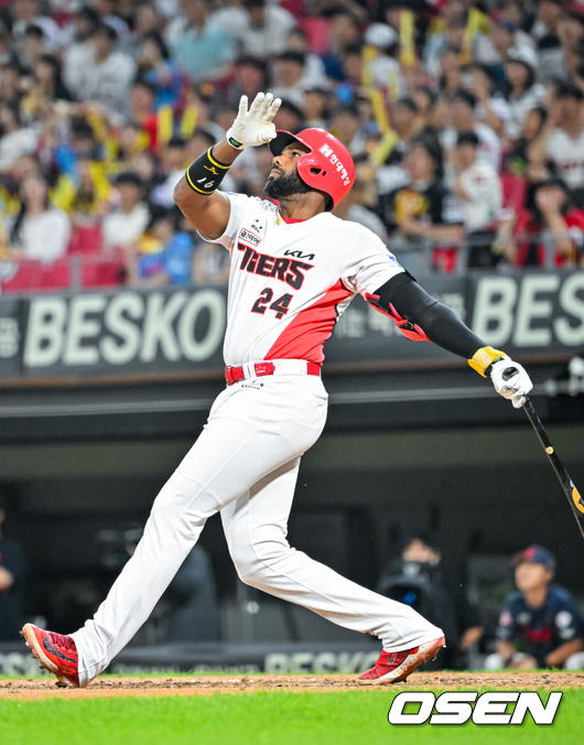 [OSEN=광주, 민경훈 기자] 4일 광주-기아 챔피언스필드에서 2026 신한 SOL KBO 리그 KIA 타이거즈와 롯데 자이언츠의 경기가 열렸다.이날 KIA는 시라카와, 롯데는 박세웅을 선발로 내세웠다.5회말 무사 주자 만루 KIA 아데를린이 좌월 만루 홈런을 때리고 있다. 2026.06.04 / rumi@osen.co.kr