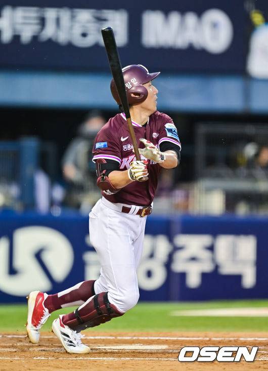[OSEN=잠실, 박준형 기자] 5일 서울 잠실야구장에서 ‘2026 신한 SOL Bank KBO리그’ 두산 베어스와 키움 히어로즈의 경기가 열렸다.이날 홈팀 두산은 최승용을, 방문팀 키움은 하영민을 선발로 내세웠다.5회초 2사 2루 키움 서건창이 동점 1타점 적시타를 날리고 있다.     2026.06.05 / soul1014@osen.co.kr
