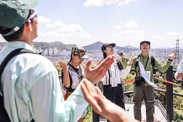 눈을 감고 감각을 열어, 산의 햇살, 바람, 향기를 느끼는 체험을 했다.