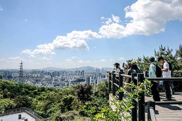서울 둘레길 16코스는 서울 은평구와 경기도 고양시 덕양구를 가르는 산줄기인 봉산을 따라 이어진다. 들머리인 증산체육공원에서 600m쯤 가면 닿는 첫 번째 전망데크. 맞은편 백련산과 안산, 강 건너 관악산, 청계산까지 드러난다.