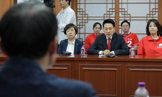 국민의힘 장동혁 상임선거대책위원장이 6·3 지방선거 본투표일인 지난 3일 투표용지 부족 사태와 관련해 경기 과천 중앙선거관리위원회를 항의 방문해 허철훈 사무총장을 면담하고 있다. 연합뉴스